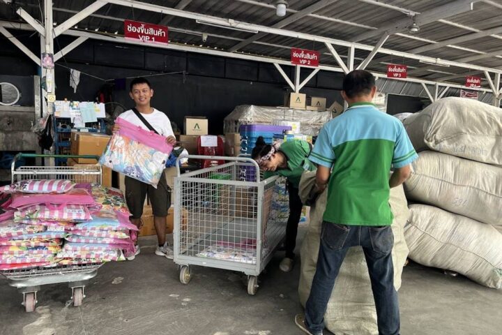 Buying Blankets for Donation for 219 Families in Poor families in Chiangmai and Refugees and Maesot.