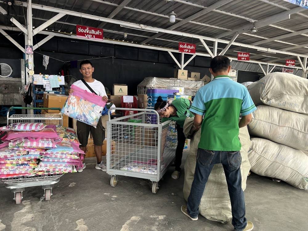 Buying Blankets for Donation for 219 Families in Poor families in Chiangmai and Refugees and Maesot.