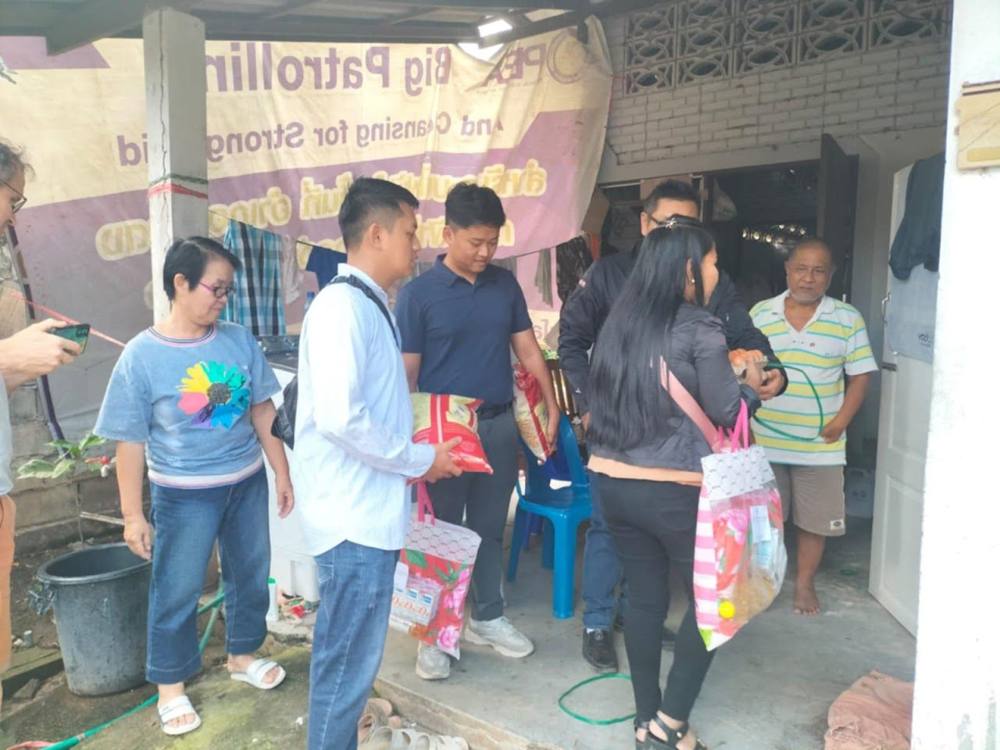 Supplies Distribution for Poor Familie COC Love your Neighbor Project )